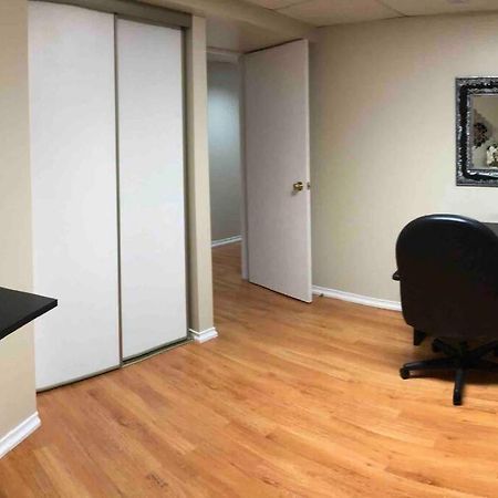 Basement Apartment In Richmond Hill Exteriör bild