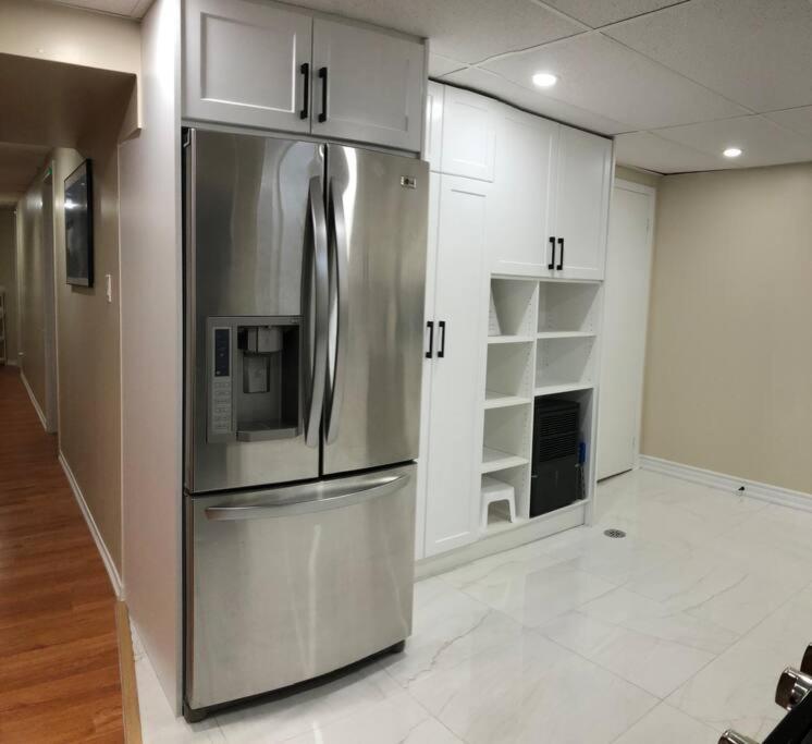 Basement Apartment In Richmond Hill Exteriör bild