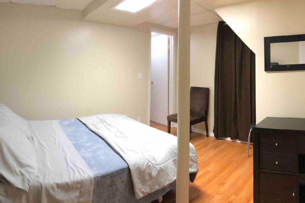Basement Apartment In Richmond Hill Exteriör bild