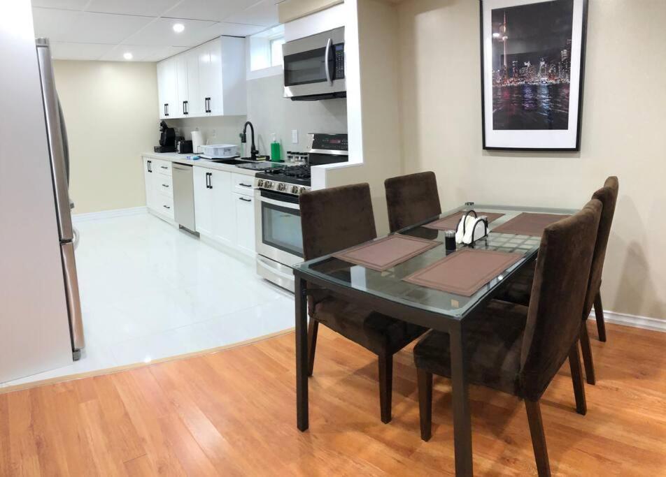 Basement Apartment In Richmond Hill Exteriör bild