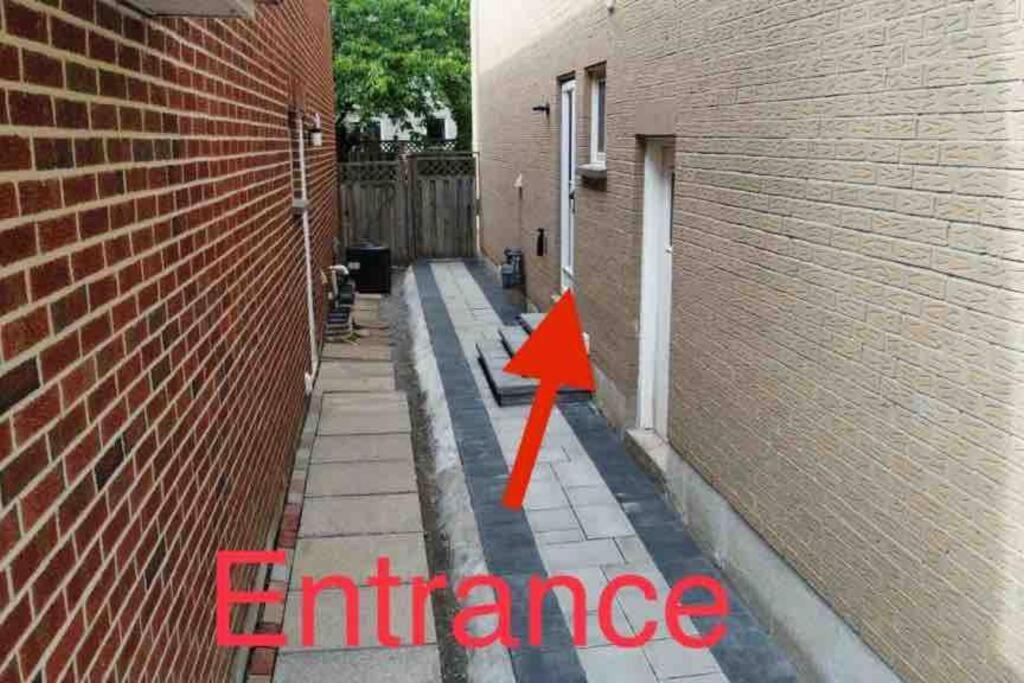 Basement Apartment In Richmond Hill Exteriör bild
