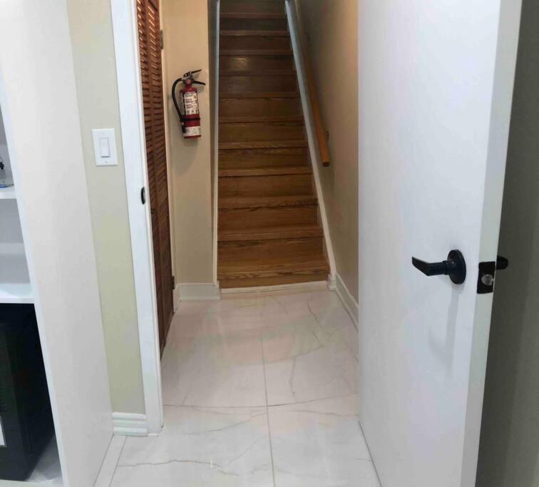 Basement Apartment In Richmond Hill Exteriör bild