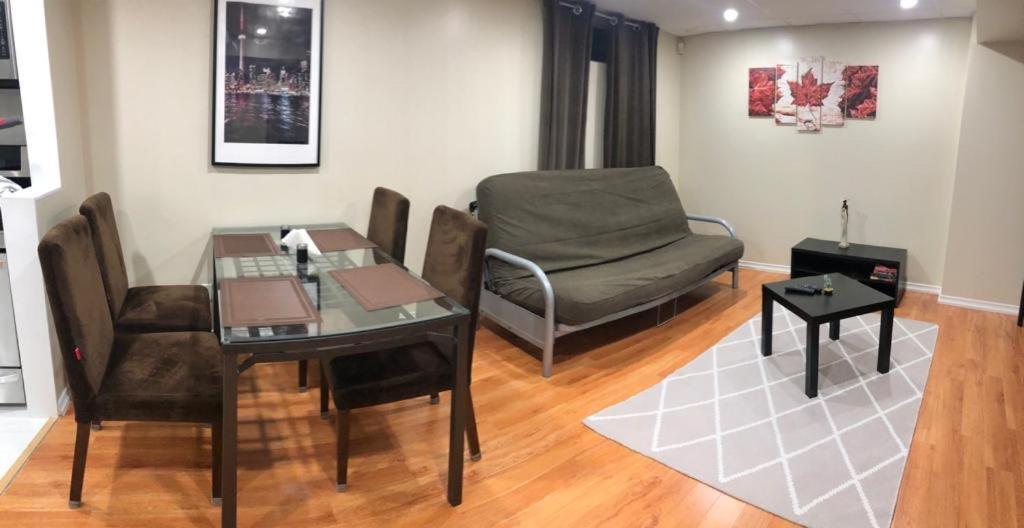 Basement Apartment In Richmond Hill Exteriör bild